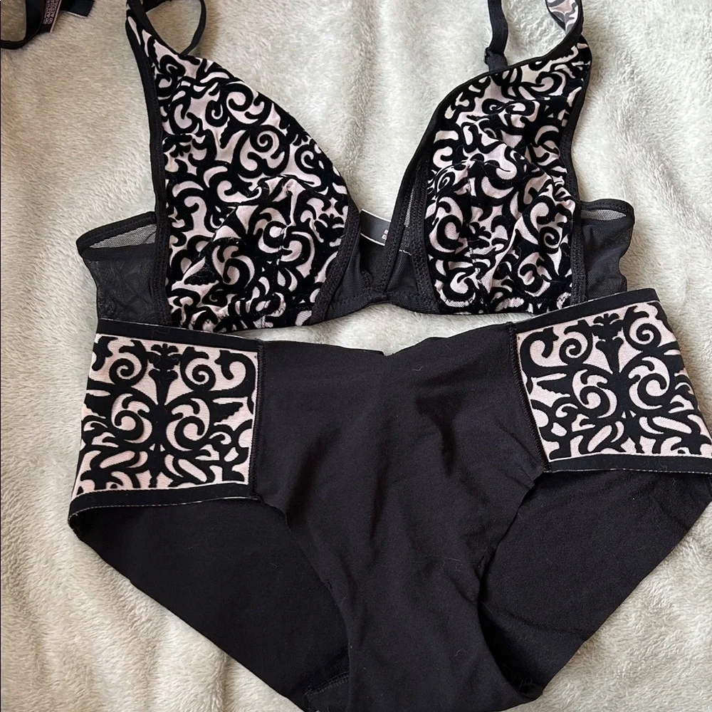 Victoria's Secret Black and Cream Bra Set - Picture 1 of 3